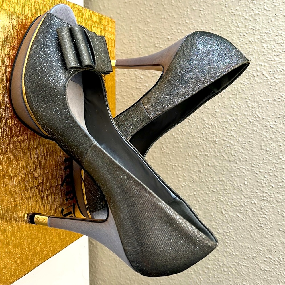 High heel pump brand Pacomena by Menbur size 40 shimmer gray good condition
